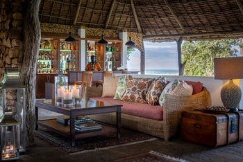 Beho Beho Camp: Lounge mit Bar