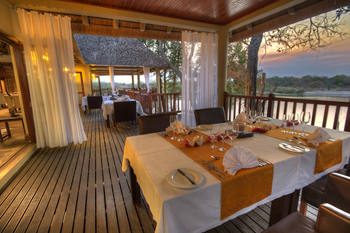 Divava Okavango Lodge and Spa: Restaurant Deck