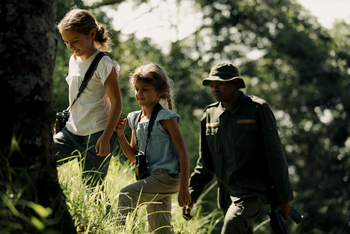 Koroi Forest Camp: Zwei Kinder und Guide