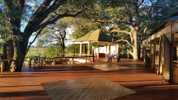 Nambwa Tented Lodge: Großes Deck