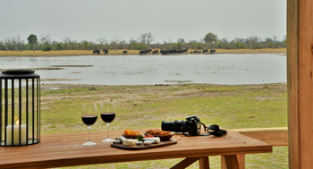 Nogatsaa Pans Chobe Lodge: Snack auf dem Deck