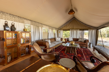 Okavango Explorers Camp Okavango Explorers Camp: Lounge mit Ledermöbeln