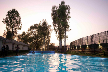 Om Vilas: Pool am Abend