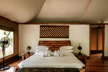 Rhino River Camp: Doppelbett und Standventilator