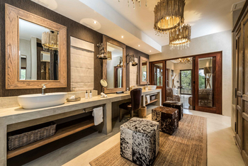 Sabi Sabi Bush Lodge: Doppelte Waschbecken mit rustikalen Spiegeln