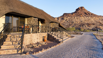 Twyfelfontein Country Lodge: Außenbereich der Unterkünfte