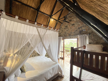 Big Cave Camp Big Cave Camp: Interior Gästezimmer und Doppelbett