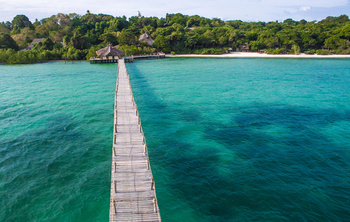 Fundu Lagoon: Blick vom Jetty zurück zur Lodge
