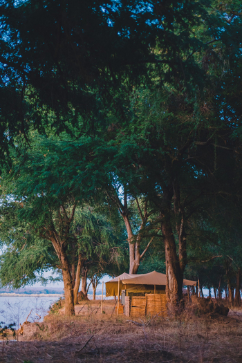 Kutali Camp Kutali Camp: Gästezelt am Flussufer