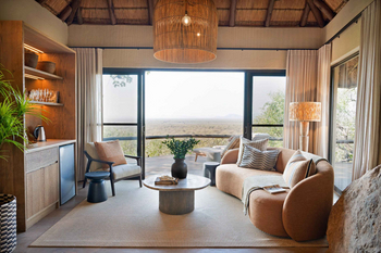 Madikwe Hills Private Game Lodge: Eleganter Wohnbereich mit Panorama-Fenstern
