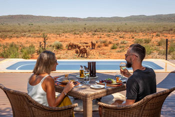 Madikwe Hills Private Game Lodge: Gäste beim Lunch am Pool