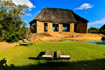 Matobo Hills Lodge Matobo Hills Lodge: Liegestühle auf dem Rasen