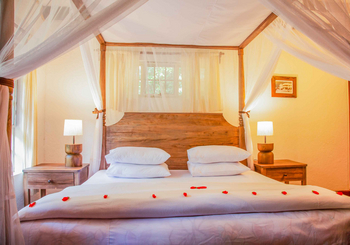 Moivaro Lodge: Himmelbett mit Blüten in Luxus Suite
