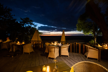 Namushasha River Lodge: Abend auf der Restaurantterrasse