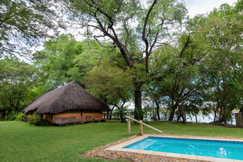 Ndhovu Safari Lodge: Pool und Haupthaus