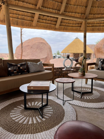 Ondjamba Hills: Offene Lounge