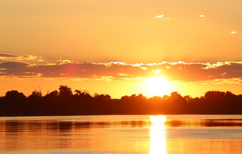 Serondela Lodge: Goldene Abenddämmerung über ruhigem Wasser
