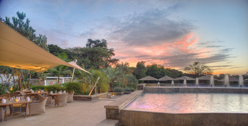 Hemingways Nairobi: Außenbereich mit Swimmingpool