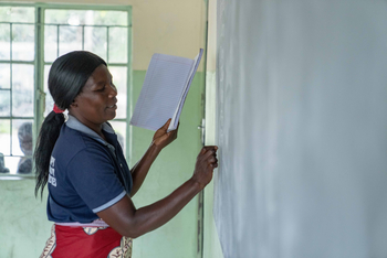 King Lewanika Lodge: Lehrerin schreibt etwas an die Tafel