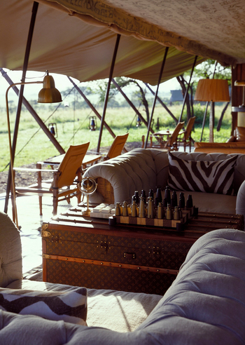 Laba Migration Camp: Lounge mit Sesseln