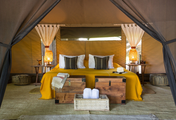 Lale's Camp: Doppelbett und Truhen