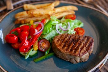 Madikwe Hills Private Game Lodge: Mittagessen mit gegrilltem Steak im Busch