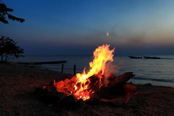 Mbali Mbali Gombe Lodge: Bonfire