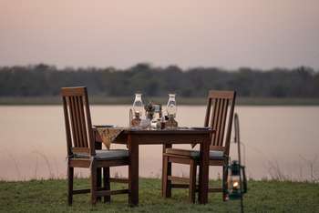 Nanzhila Lake Camp Nanzhila Lake Camp: Dinner am Seeufer