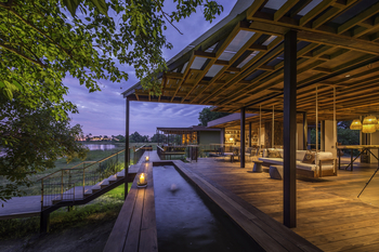 Qorokwe Camp: Lounge und Brunnen