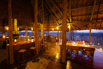 Stanley's Kopje Camp: Bar und Essbereich am Abend
