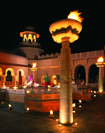 The Oberoi Rajvilas: Volkstänze im Suryamahal Courtyard