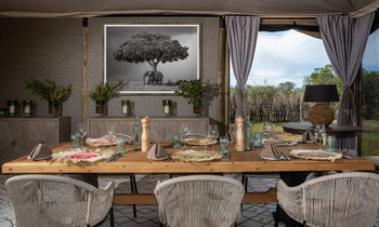 The River Camp: Halboffenes Bush-Esszimmer mit Naturholztafel