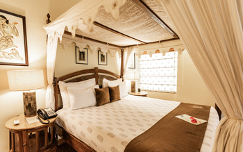 Bamboo Forest Safari Lodge: Bungalow - Bedspread