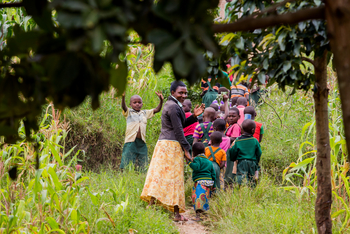 Chameleon Hill Forest Lodge: Dorfbewohnerin mit Kindern