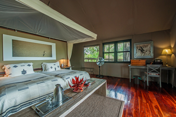 Chitabe Camp: Doppelbett unter Moskitonetz