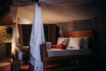 Lake Natron Tented Camp: Luxuriöses Schlafzimmer mit Baldachinbett