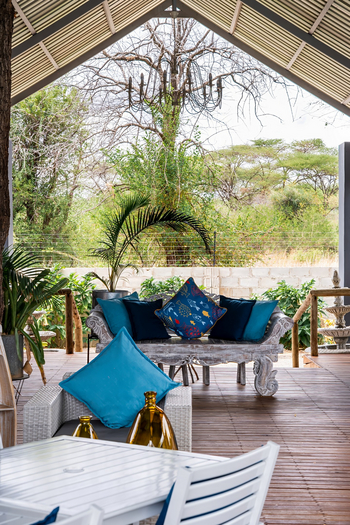 Lenyebi River Lodge: Sofa