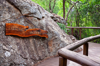 Little Madikwe Hills: Holzschild am Felsen im Morgenlicht