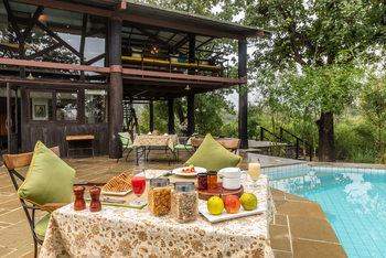 Pench Tree Lodge Pench Tree Lodge: Frühstück am Pool