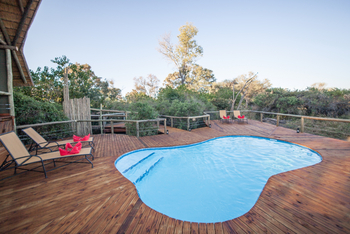 Rra Dinare Camp: Pooldeck