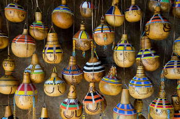 Tindiga Tented Camp: Farbenfrohe perlenverzierte Calabash-Dekorationen