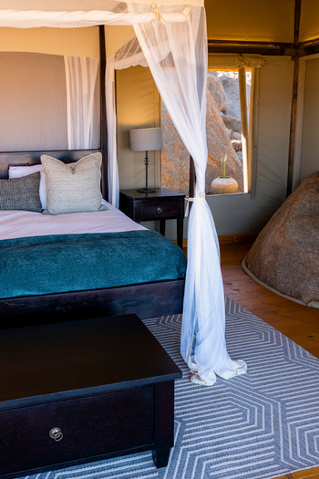 Wolwedans Boulders Camp: Bett mit Moskitonetz