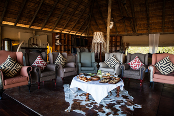 Camp Kuzuma: Lounge