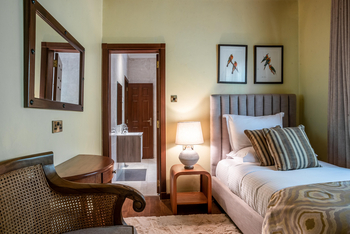 House of Waine: Poolside Cottage