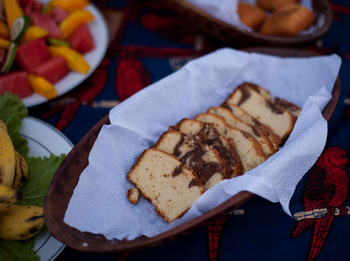 Ikoma Tented Camp: Frühstückstisch mit traditioneller Tischdecke und Früchten