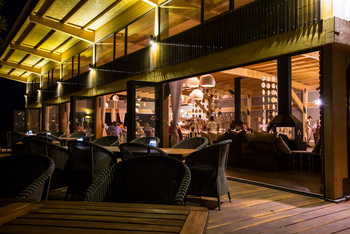 Kalahari Anib Lodge: Restaurant mit Sitzgelegenheiten im Freien