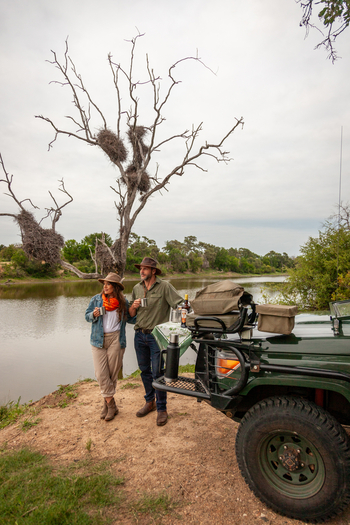 Kings Camp: Gäste mit Getränken im Busch