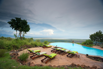 Lake Manyara Serena Safari Lodge: Liegestühle am Pool