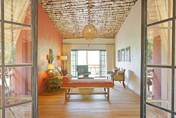 Mahogany Springs Safari Lodge: Private Lounge