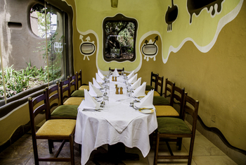 Mara Serena Safari Lodge: Gedeckter Esstisch